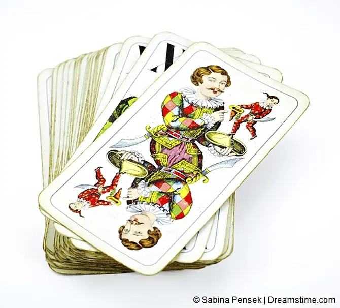 Les origines de la Belote : de la Chine à l'iPhone