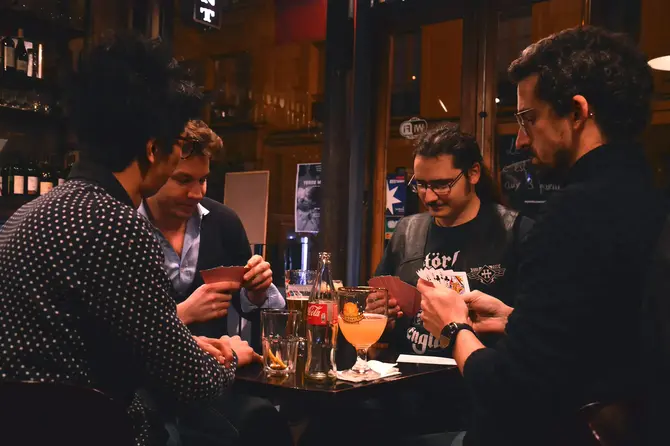 Photos : Alice de Castelnau BeLoTE Not dEAd : la Belote autrement